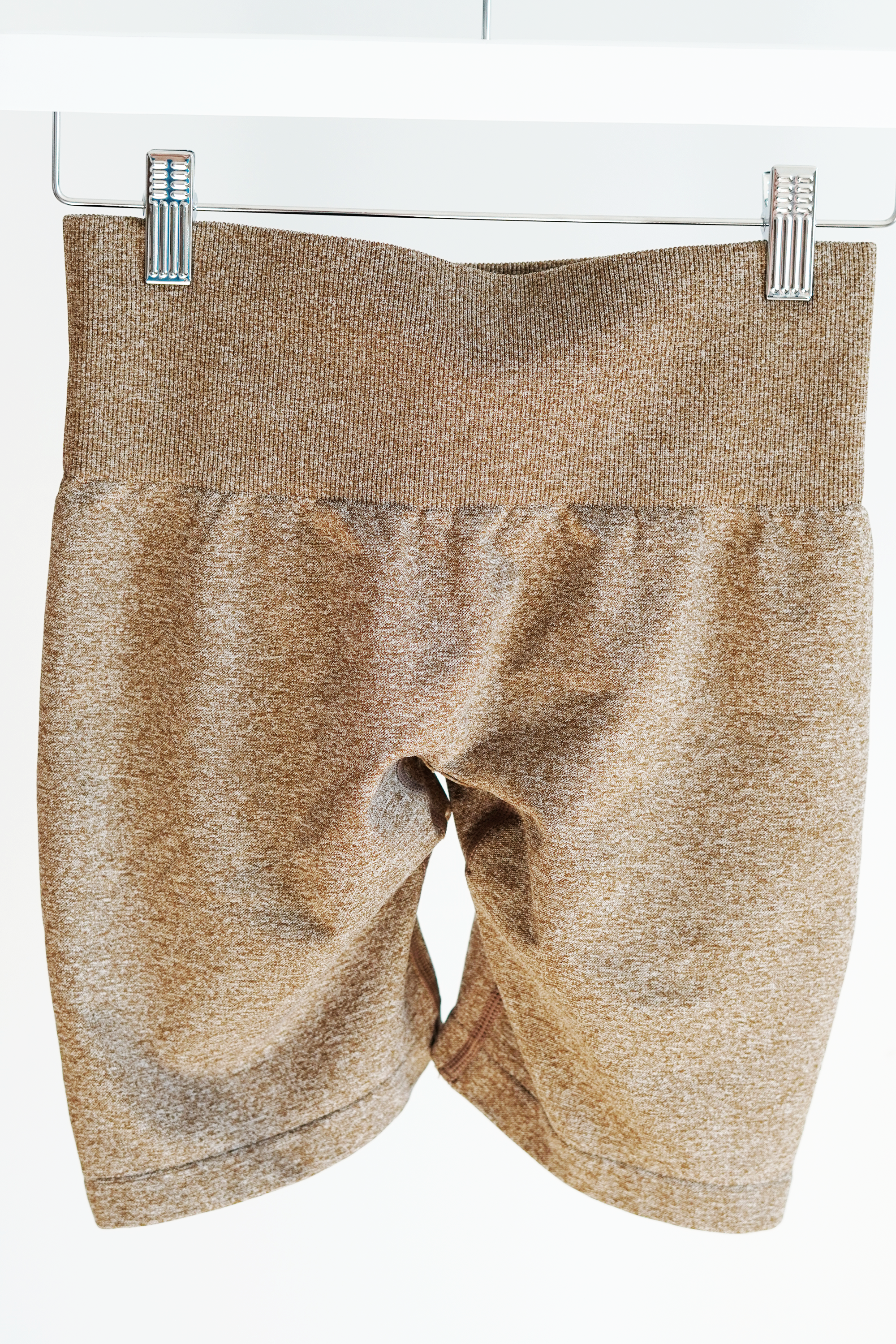 Motivate Scrunch Short • Beige Brown