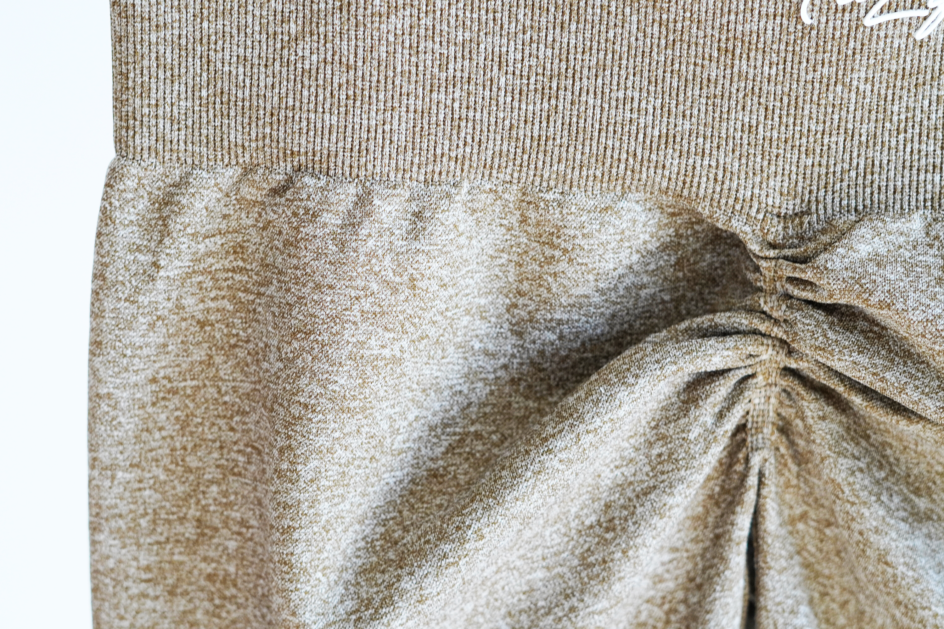 Motivate Scrunch Short • Beige Brown