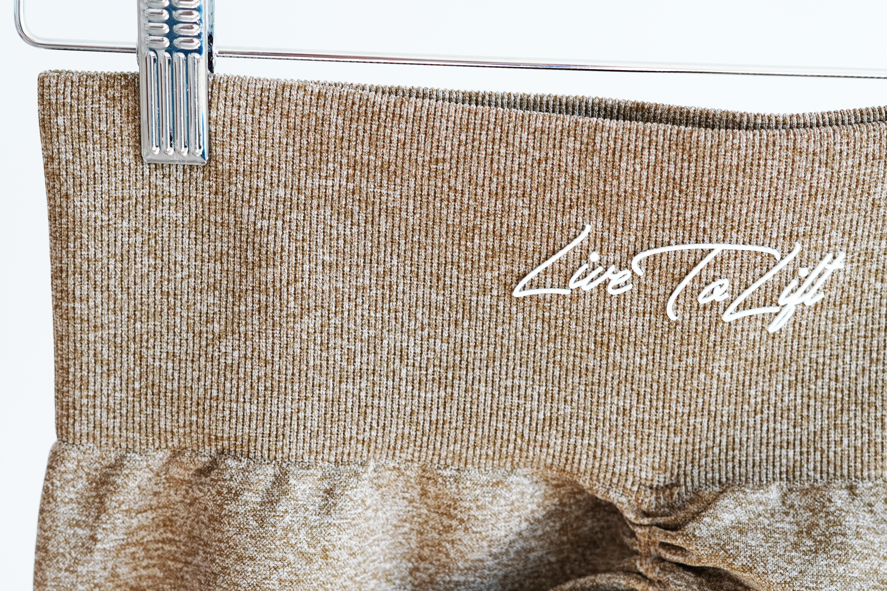 Motivate Scrunch Short • Beige Brown