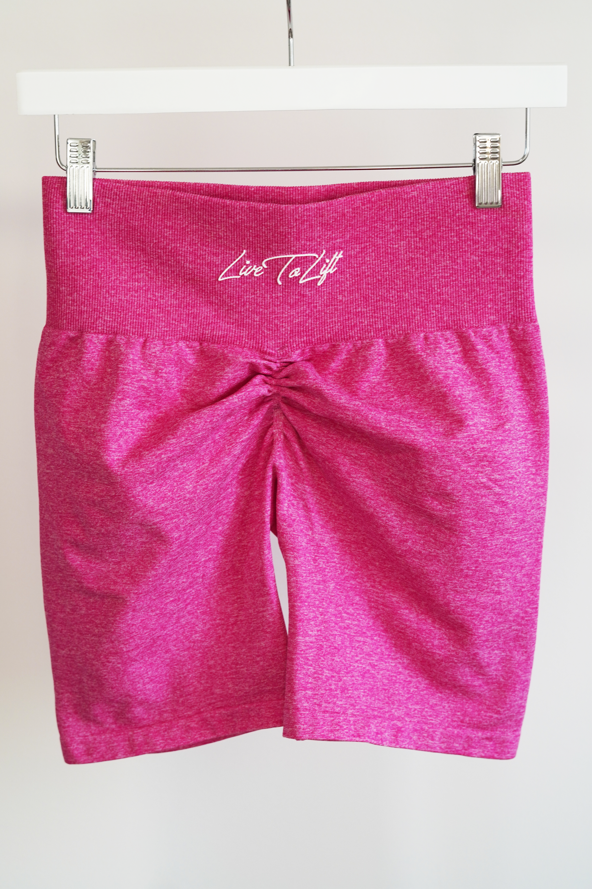 Motivate Scrunch Short • Magenta