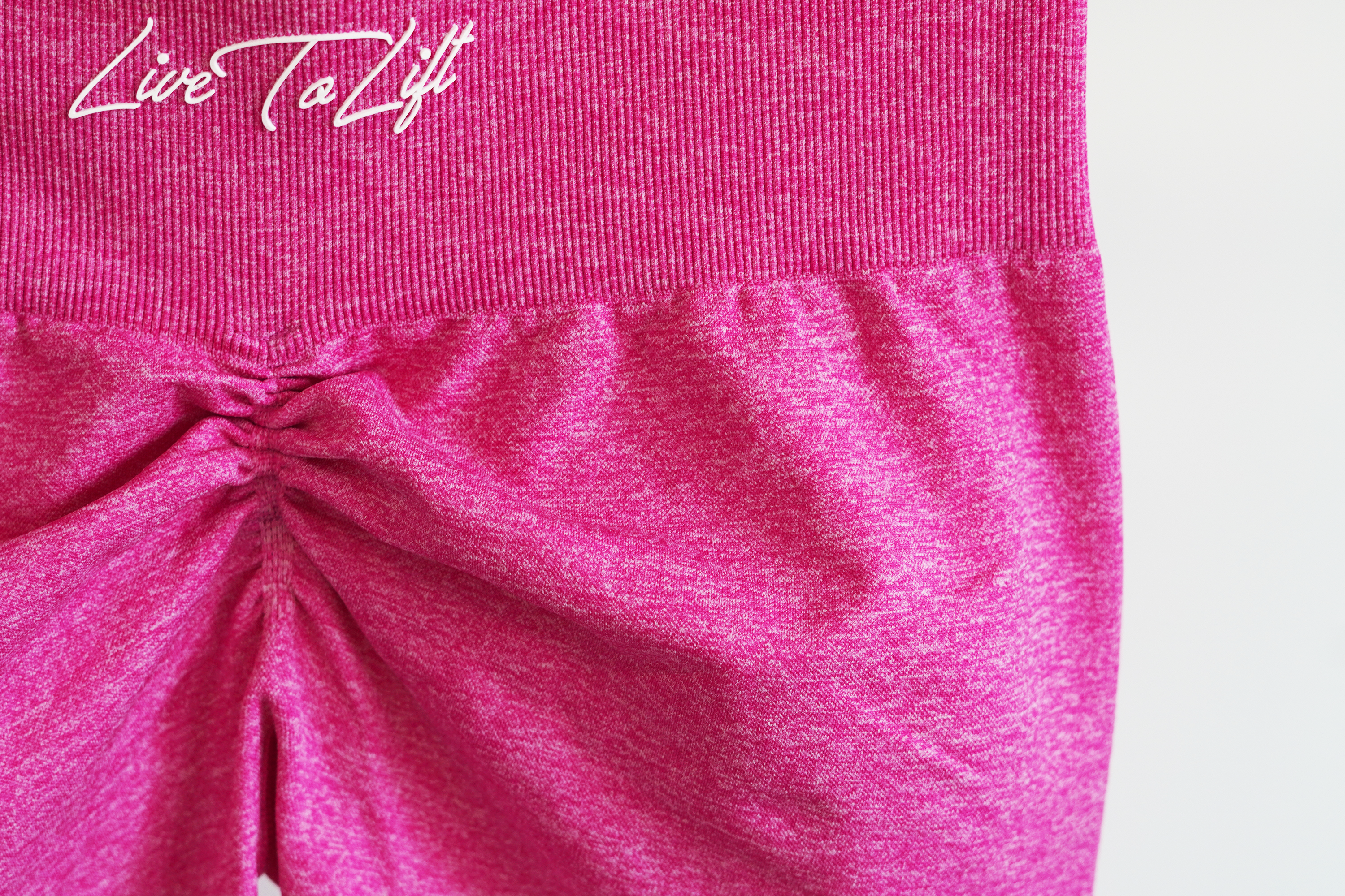 Motivate Scrunch Short • Magenta